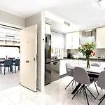 Modern 4 Bedroom In Адехе