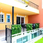 Modern 4 Bedroom In Адехе