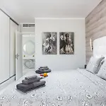 Modern 4 Bedroom In Адехе