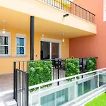 Будинок відпочинку Modern 4 Bedroom In Адехе