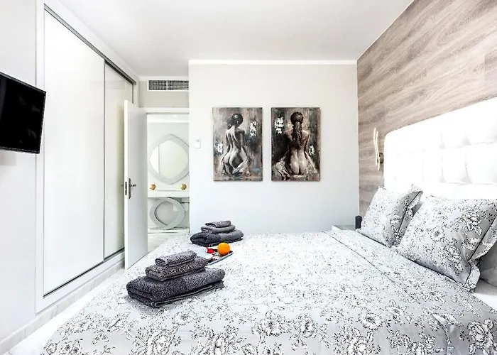 Casa vacanze Modern 4 Bedroom In *