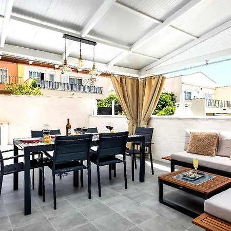 Modern 4 Bedroom In アデヘ