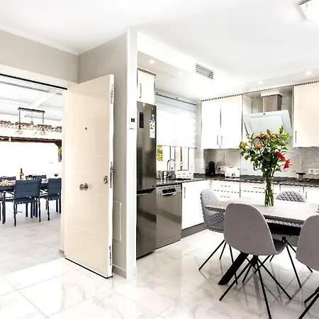 Modern 4 Bedroom In アデヘ