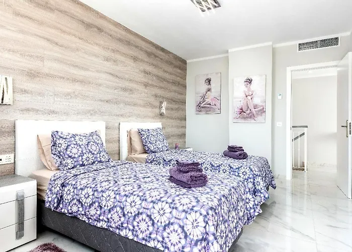 Modern 4 Bedroom In Hébergement de vacances *