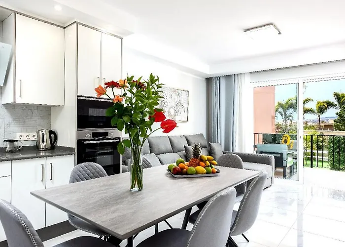 Modern 4 Bedroom In Nyaraló *