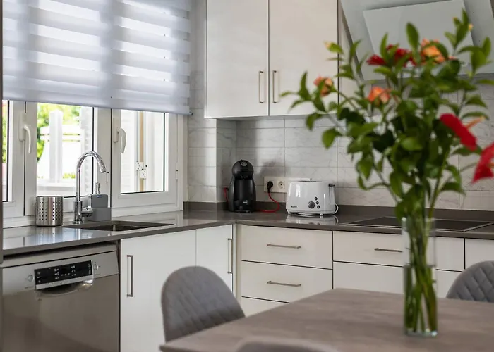 Modern 4 Bedroom In *