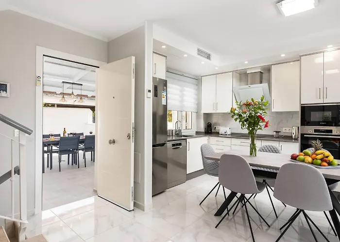 Modern 4 Bedroom In Hébergement de vacances