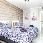 Modern 4 Bedroom In Prázdninový dům *