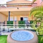 Modern 4 Bedroom In Сasa de vacaciones