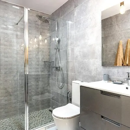 Modern 4 Bedroom In 度假居 阿德耶