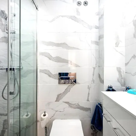 Modern 4 Bedroom In 阿德耶