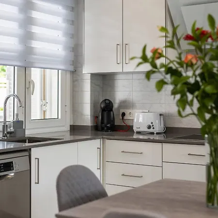 Modern 4 Bedroom In *