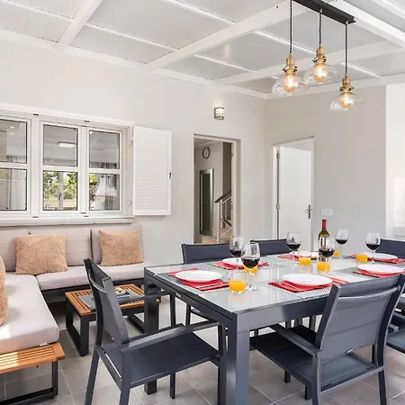 Modern 4 Bedroom In