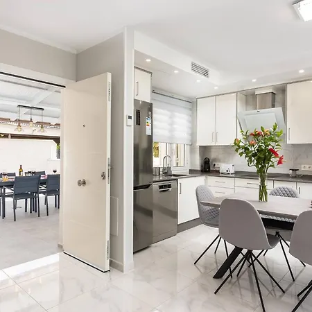 Modern 4 Bedroom In Сasa de vacaciones