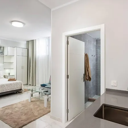 بيت للعطل Modern 4 Bedroom In
