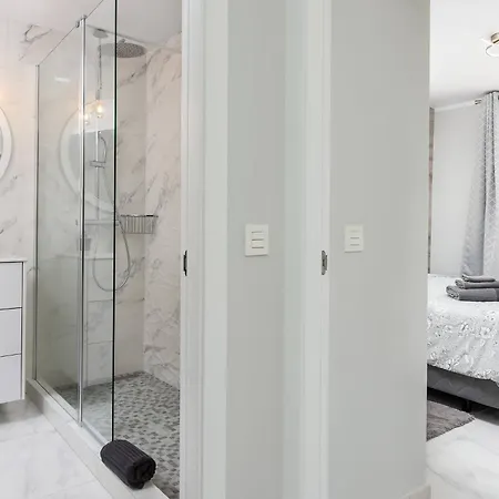 Modern 4 Bedroom In Сasa de vacaciones *
