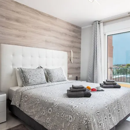 Modern 4 Bedroom In Сasa de vacaciones *