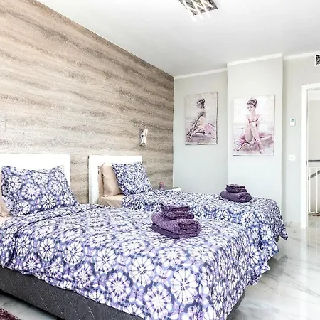 Modern 4 Bedroom In Apartman *
