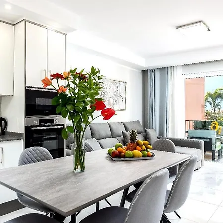 Modern 4 Bedroom In Apartman *